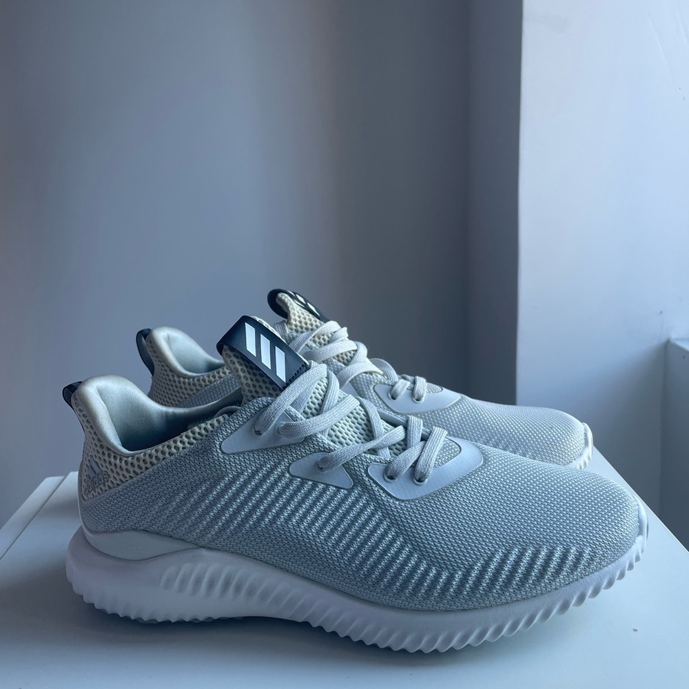 Adidas Alphabounce Color: Clear Gray / Running White / Light Onix
Size: 9